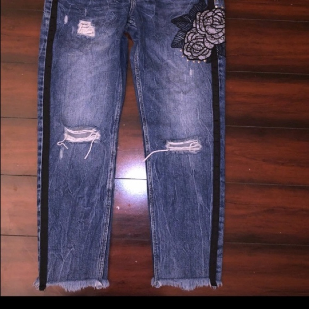 🖤Zara Embroidered Jeans